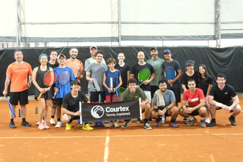 Clínica presencial de tênis intermediário com mais de 20 alunos em quadra